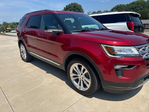 Used 2018 Ford Explorer XLT w/ Equipment Group 202A AWD/4WD image 2