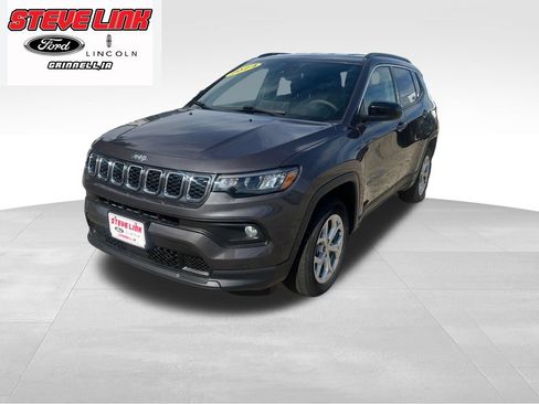 Used 2024 Jeep Compass Latitude AWD/4WD image 2