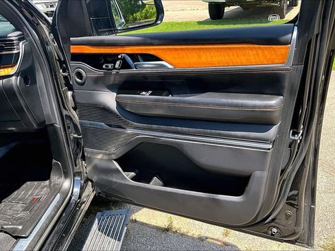 Used 2022 Jeep Grand Wagoneer Series III w/ Rear-Seat Entertainment Group AWD/4WD image 24