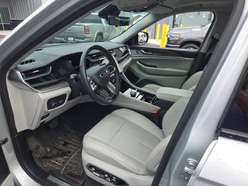 Used 2022 Jeep Grand Cherokee Overland w/ Adv Protech Group III AWD/4WD image 14