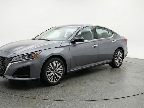 Used 2025 Nissan Altima 2.5 SV image 3