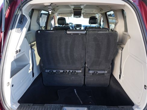 Used 2016 Chrysler Town & Country Limited image 30