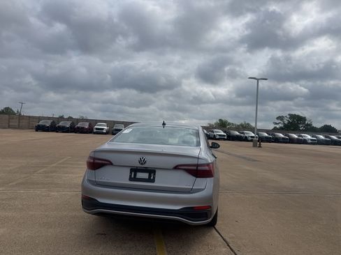 Used 2024 Volkswagen Jetta SE FWD image 19