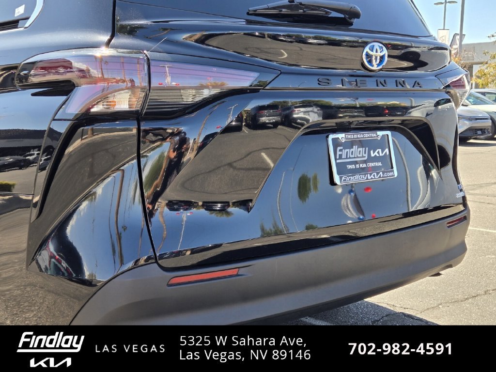Used 2024 Toyota Sienna LE FWD image 8
