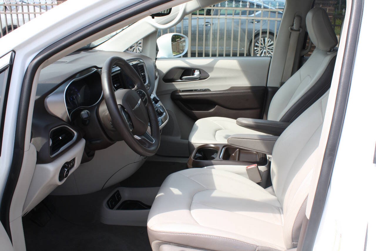 Used 2017 Chrysler Pacifica Touring-L FWD image 7