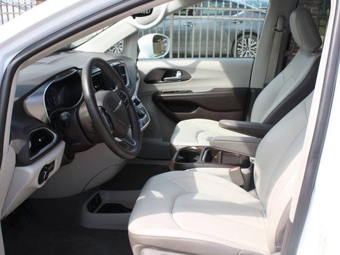 Used 2017 Chrysler Pacifica Touring-L FWD image 7
