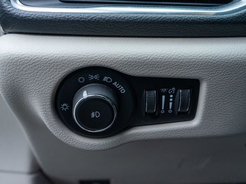 Used 2023 Chrysler Pacifica Limited image 16