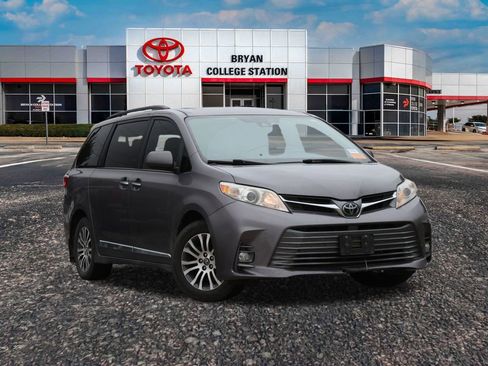 Used 2020 Toyota Sienna XLE image 1