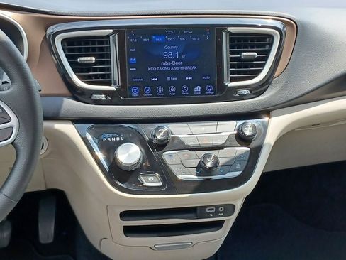 Used 2017 Chrysler Pacifica Touring FWD image 24