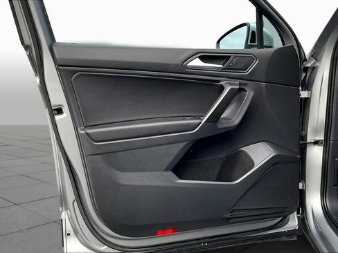 Used 2021 Volkswagen Tiguan SE image 20