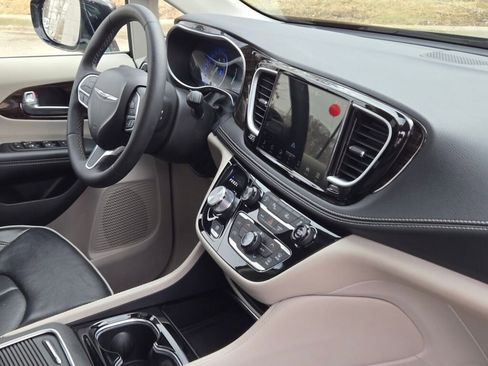 Used 2024 Chrysler Pacifica Limited FWD image 8