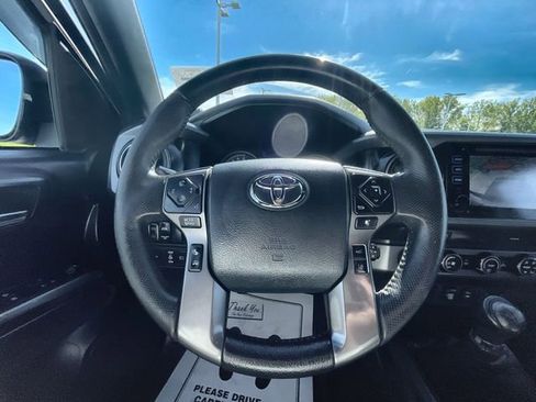 Used 2019 Toyota Tacoma TRD Off-Road AWD/4WD image 11