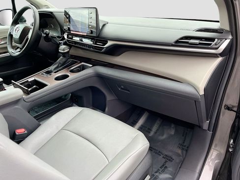 Used 2024 Toyota Sienna XLE w/ XLE Plus Package image 32