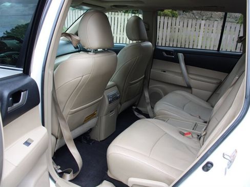 Used 2012 Toyota Highlander SE w/ Tow Pkg image 16