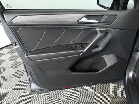 Used 2023 Volkswagen Tiguan SE w/ Panoramic Sunroof Package image 20