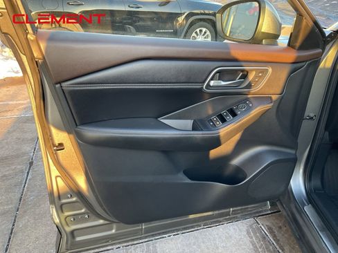 Used 2021 Nissan Rogue Platinum image 19