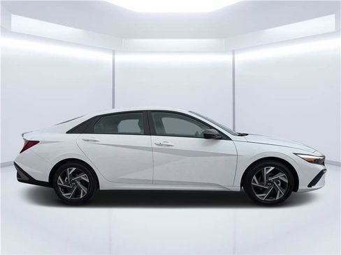 Used 2025 Hyundai Elantra Sport FWD image 2