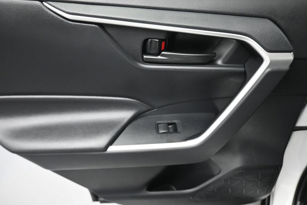 Used 2019 Toyota RAV4 LE FWD image 28