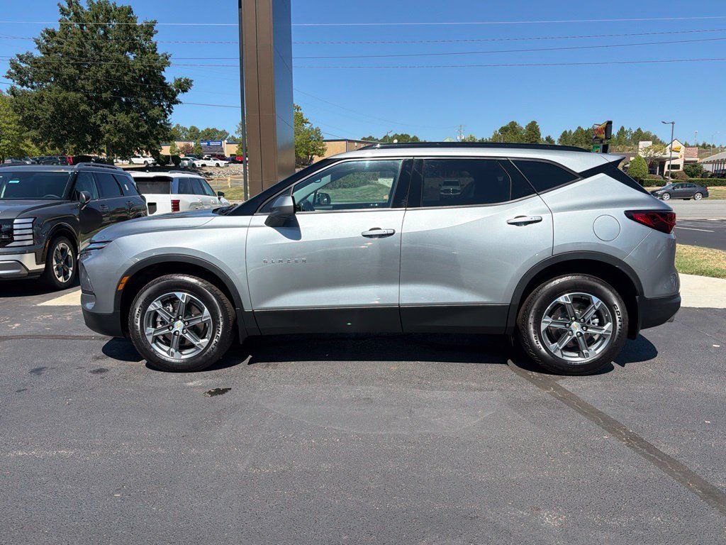 Used 2024 Chevrolet Blazer LT w/ Convenience Package FWD image 5