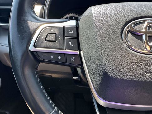 Used 2023 Toyota Highlander XLE FWD image 13
