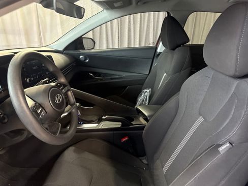 Used 2025 Hyundai Elantra SE w/ Cargo Package FWD image 17