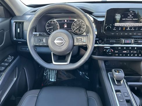 New 2025 Nissan Pathfinder SL image 15