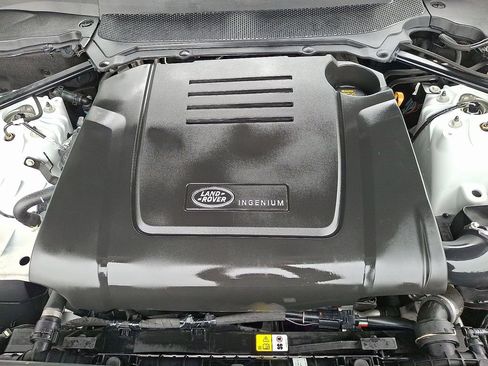 Certified 2025 Land Rover Discovery S image 26