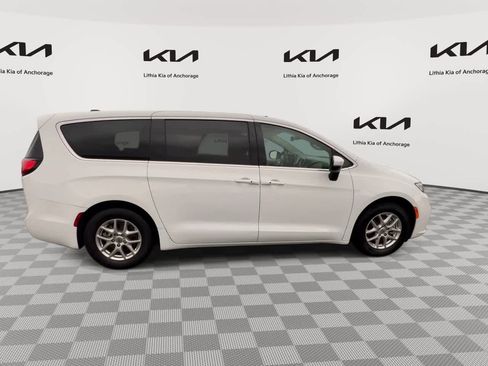 Used 2023 Chrysler Pacifica Touring-L FWD image 9