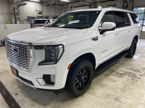 Used 2022 GMC Yukon XL Denali AWD/4WD image 9