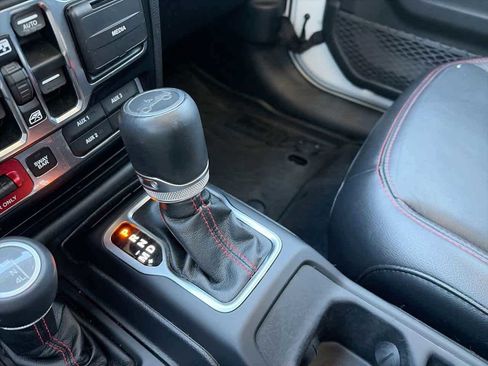 Used 2019 Jeep Wrangler Unlimited Rubicon w/ Dual Top Group AWD/4WD image 23