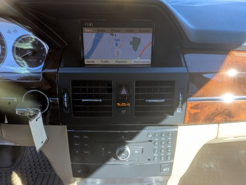 Used 2010 Mercedes-Benz GLK 350 4MATIC image 21