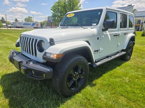 Used 2023 Jeep Wrangler Unlimited Sahara AWD/4WD image 3