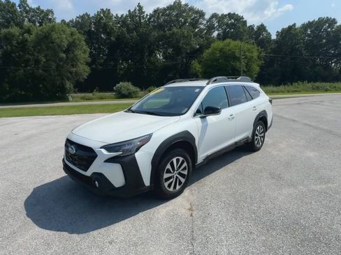 Used 2023 Subaru Outback Premium image 4