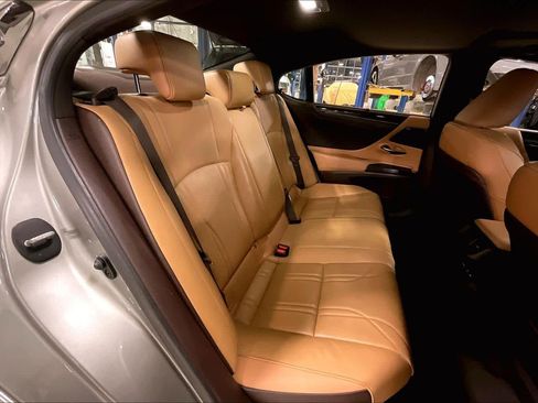 Used 2021 Lexus ES 300h Ultra Luxury w/ Accessory Package 2 image 19