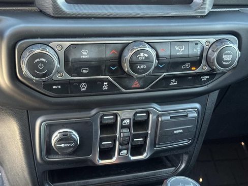 Used 2023 Jeep Wrangler Unlimited Sahara w/ LED Lighting Group AWD/4WD image 17