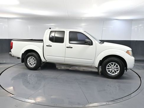 Used 2015 Nissan Frontier SV image 3
