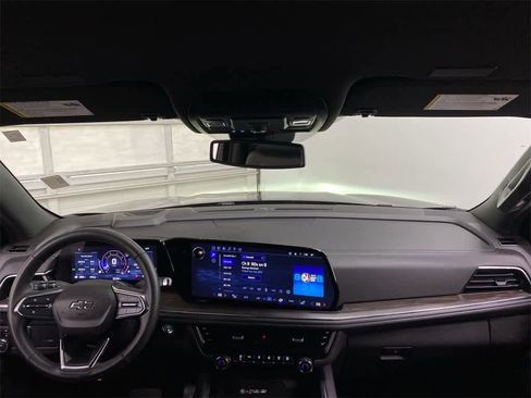 Used 2025 Chevrolet Suburban Z71 image 13