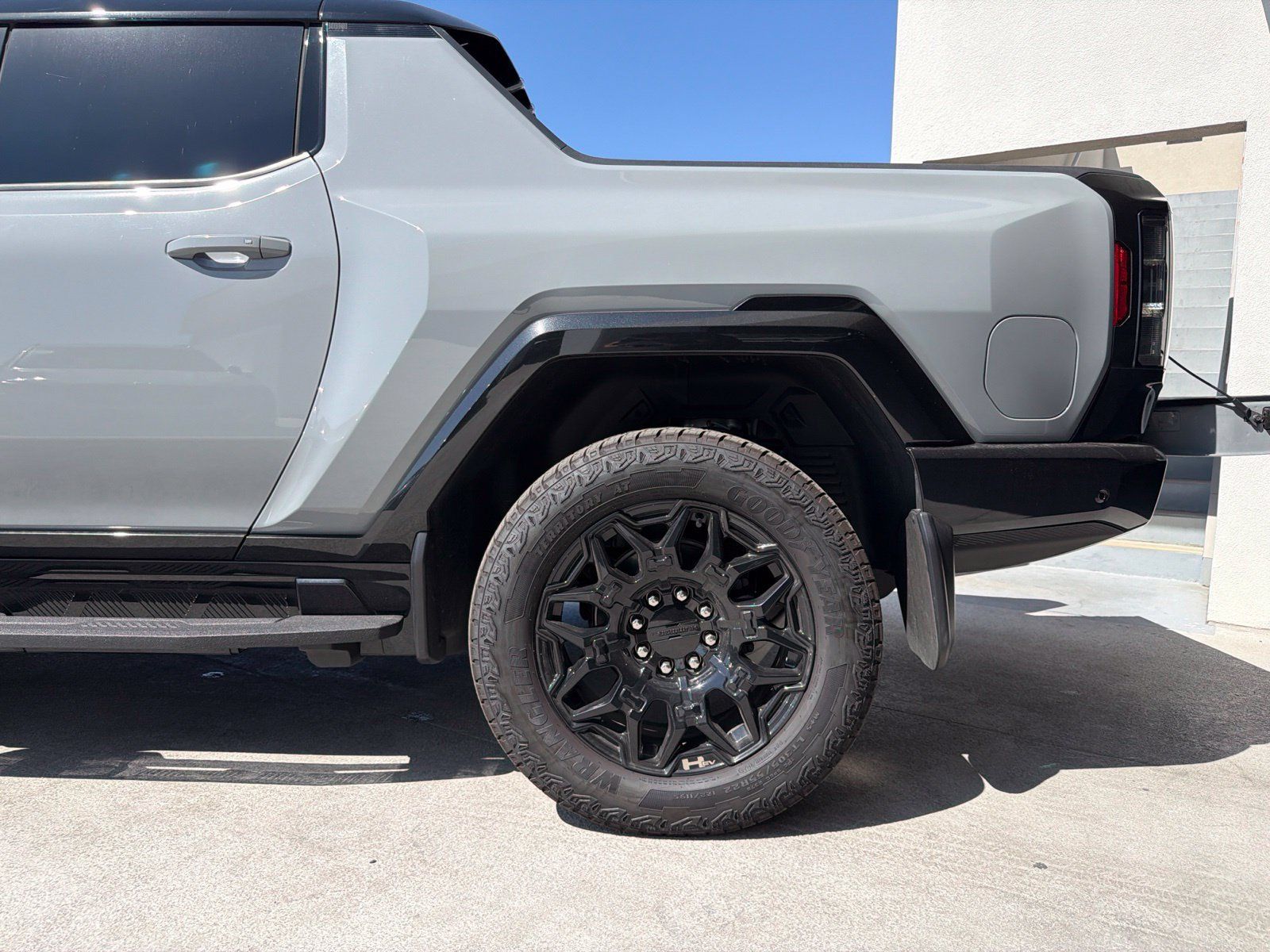 Used 2025 GMC Hummer EV 2X w/ LPO, Illumination Package AWD/4WD image 5