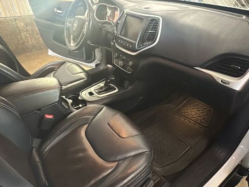 Used 2017 Jeep Cherokee Limited w/ Technology Group image 12