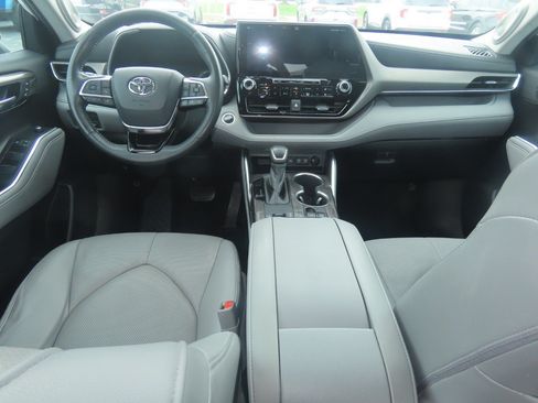 Used 2020 Toyota Highlander Limited FWD image 21