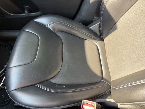 Used 2019 Jeep Cherokee Latitude Plus w/ Comfort/Convenience Group FWD image 23