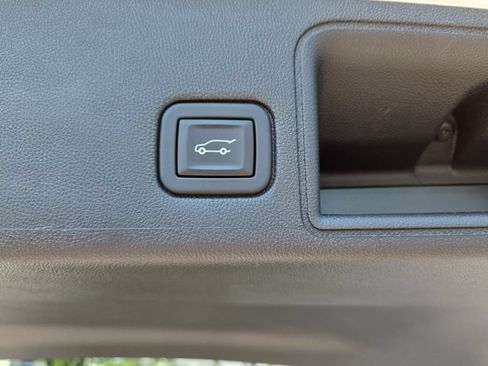 Certified 2023 GMC Terrain SLT w/ Infotainment Package II AWD/4WD image 12