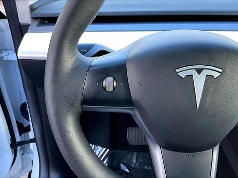 Used 2021 Tesla Model Y Long Range image 22