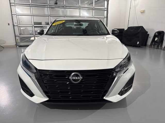 Used 2025 Nissan Altima 2.5 SV FWD image 2
