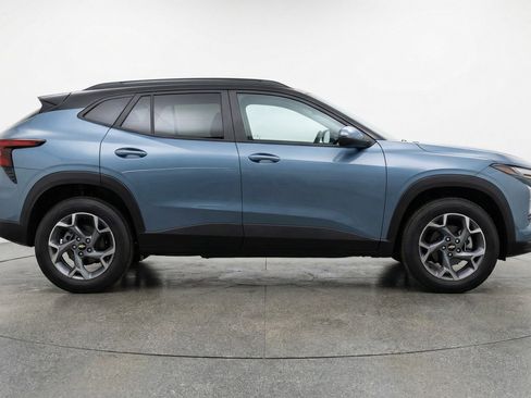Used 2025 Chevrolet Trax LT FWD image 11