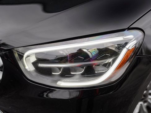 Used 2021 Mercedes-Benz GLC 300 4MATIC image 3