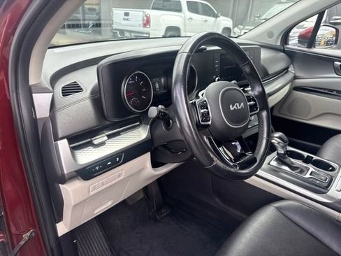Used 2022 Kia Carnival LX FWD image 18