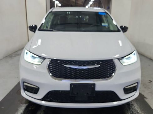 Used 2024 Chrysler Pacifica Touring-L image 6