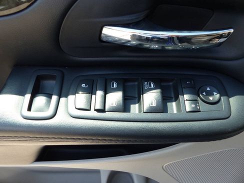 Used 2019 Dodge Grand Caravan SE FWD image 19