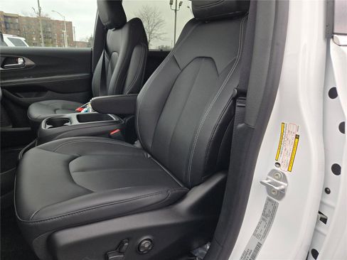 New 2026 Chrysler Voyager LX image 26